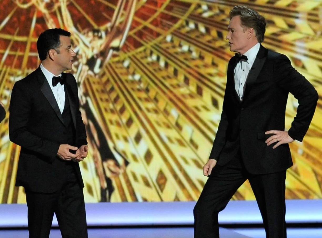 En 2022 hubo tres anfitrionas -Wanda Sykes, Regina Hall, Amy Schumer- y ninguno entre 2019 y 2021. En 2023 y 2024, la Academia volvió a contar con Kimmel, después de que un año antes sucediera el evento que más ha trascendido en una gala en los últimos años: el puñetazo de Will Smith al cómico Chris Rock.