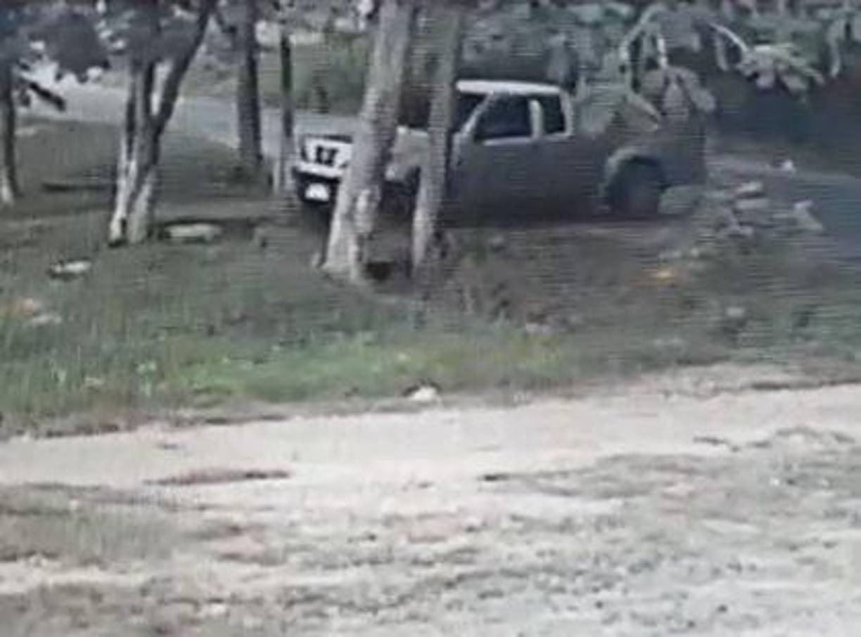 El siniestro quedó grabado gracias a una cámara de seguridad. El material gráfico muestra que la camioneta Nissan Frontier cabina y media del profesor avanzaba velozmente cuando, de pronto, derrapa sin razón aparente.