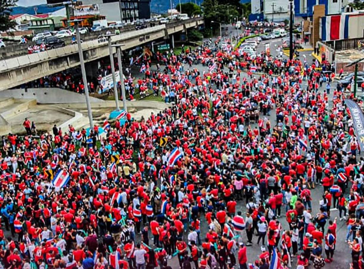 Tras el pitazo final, la afición se reunió en diferentes puntos y la euforia se desató. 