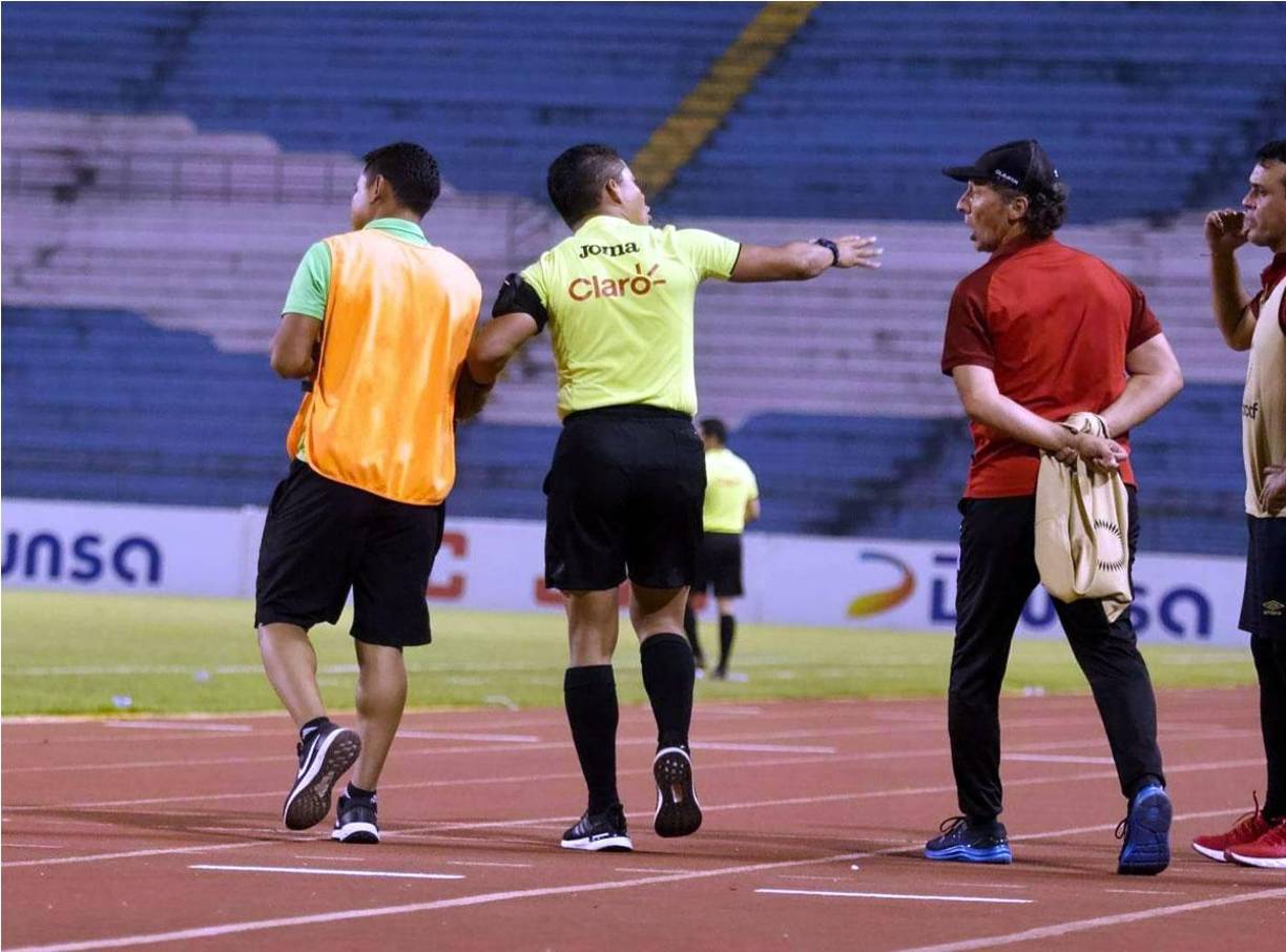 Armando Castro sacó del campo a un miembro del Marathón en los últimos minutos del juego por el tema de los recogepelotas y Pedro Troglio, enfadado, le dijo algo.