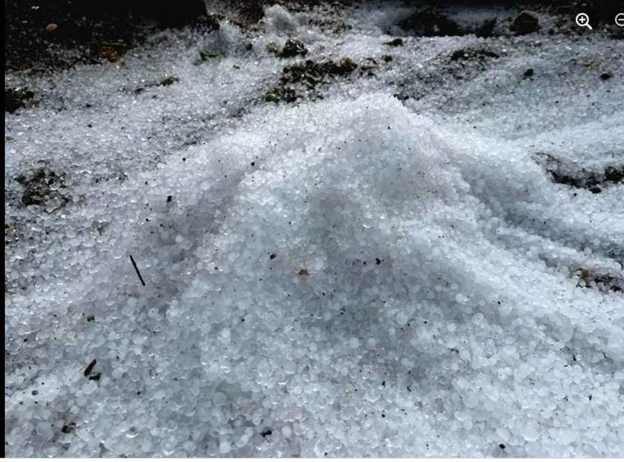 Según informó la Secretaría de Estado en los Despachos de Gestión de Riesgos y Contingencias Nacionales (Copeco), estas lluvias corresponden a una vaguada en superficie que está sobre Intibucá, La Paz y Comayagua. Para las próximas horas se pronostican chubascos con actividad eléctrica.