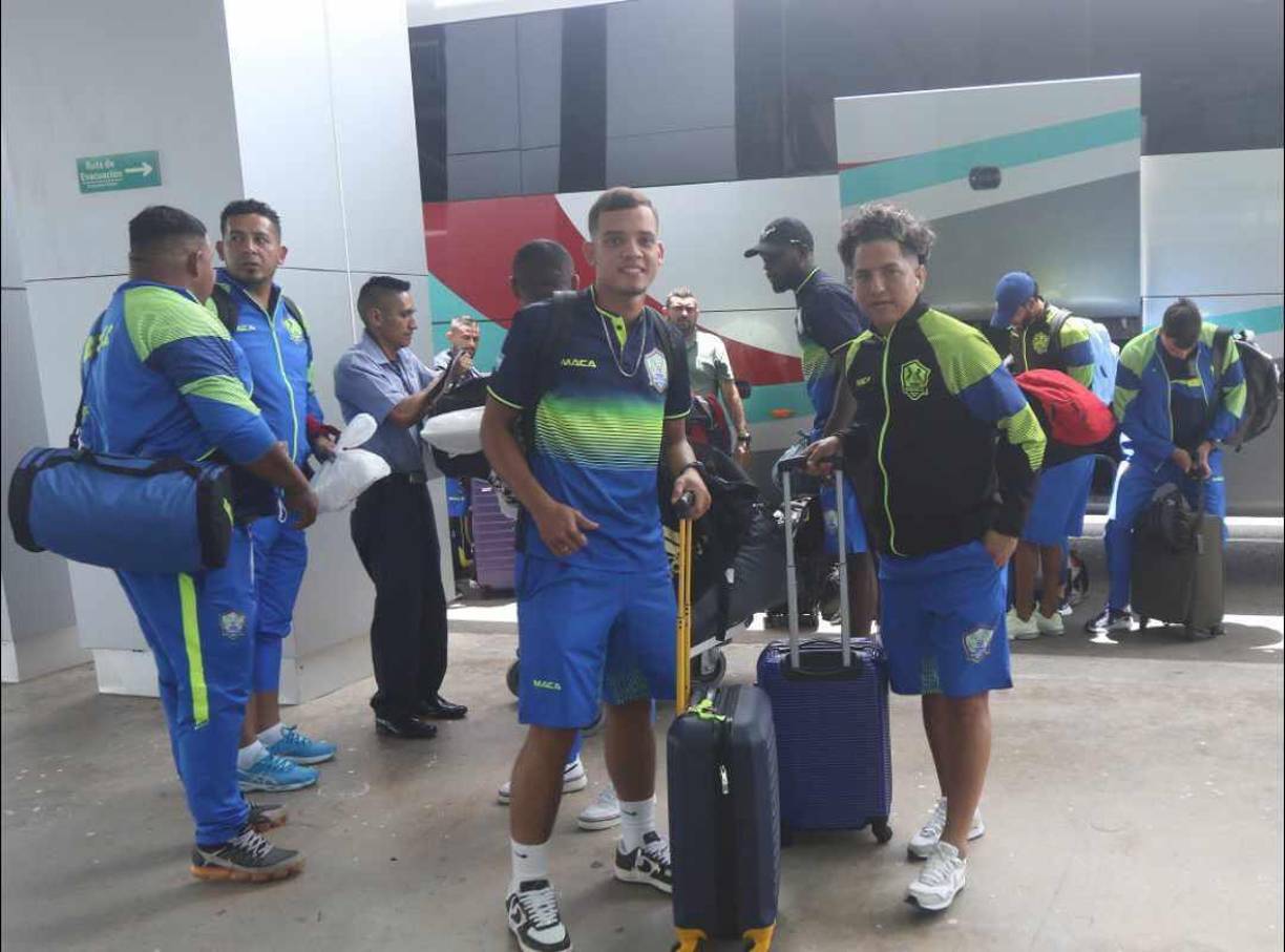 Uno de los más queridos en el aeropuerto fue el mediocampista Henry ‘Cachita’ Gómez, quien fue uno de los mejores del equipo Olancho en la temporada pasada.