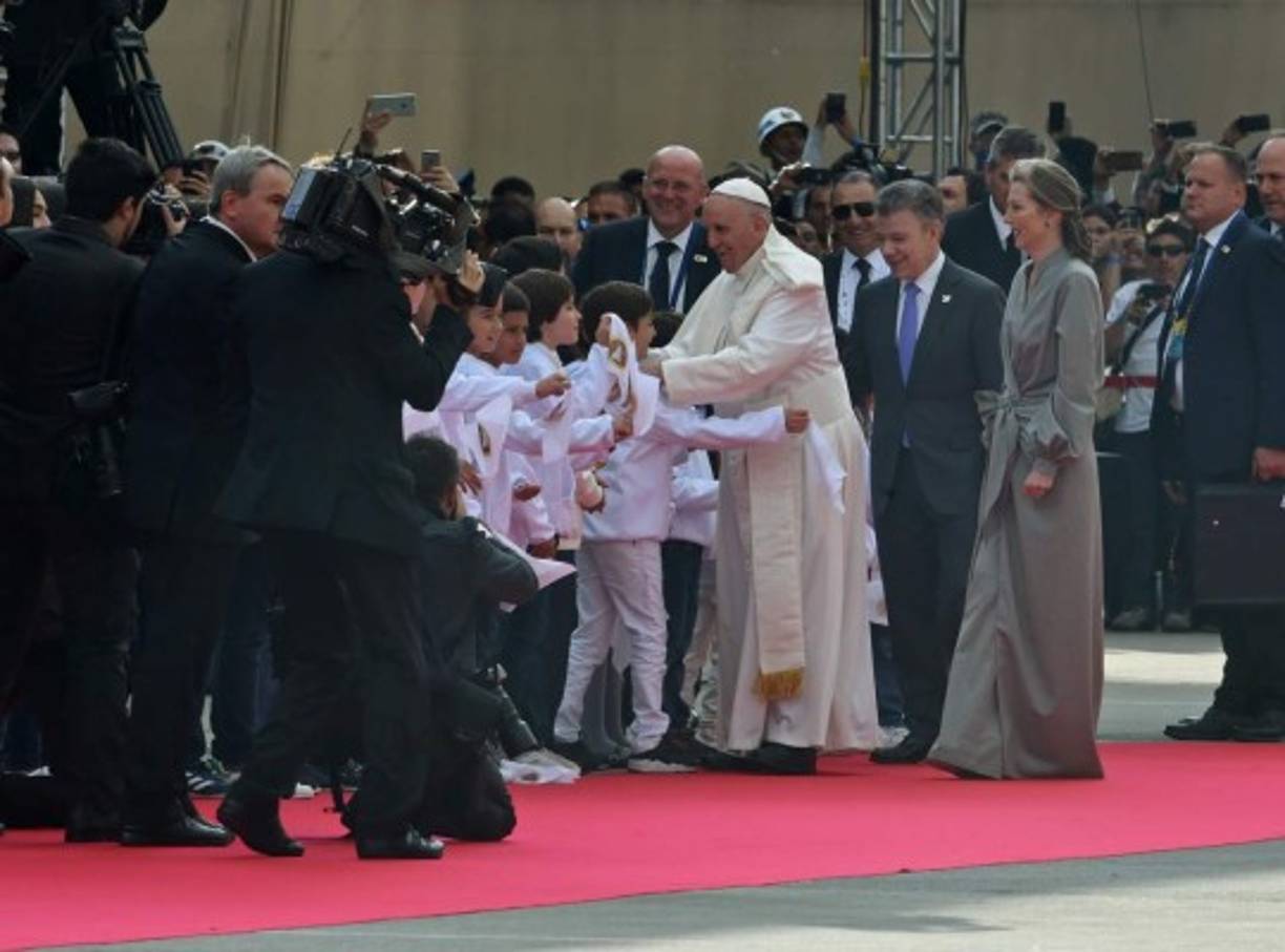 Francisco saludó sonriente a varios niños, así como al gabinete ministerial, entre los cuales estaba el vicepresidente colombiano, Óscar Naranjo.