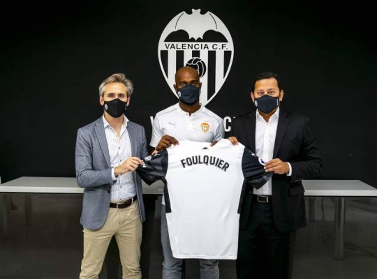El Valencia ha fichado al lateral diestro guadalupeño Dimitri Foulquier por 2.500.000 €. Firma hasta junio de 2025, llega procedente del Granada. Foto Twitter Valencia.<br/>