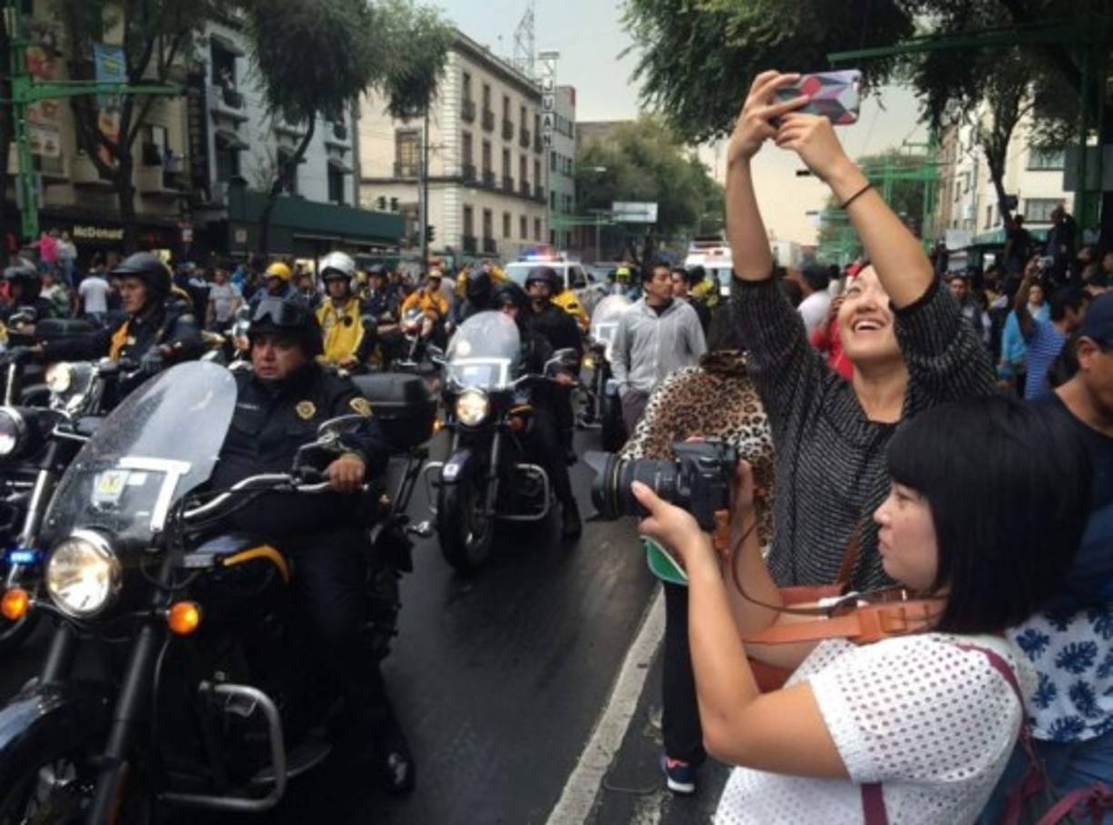 Gente de otros países toma fotografías del cortejo fúnebre de Juan Gabriel.