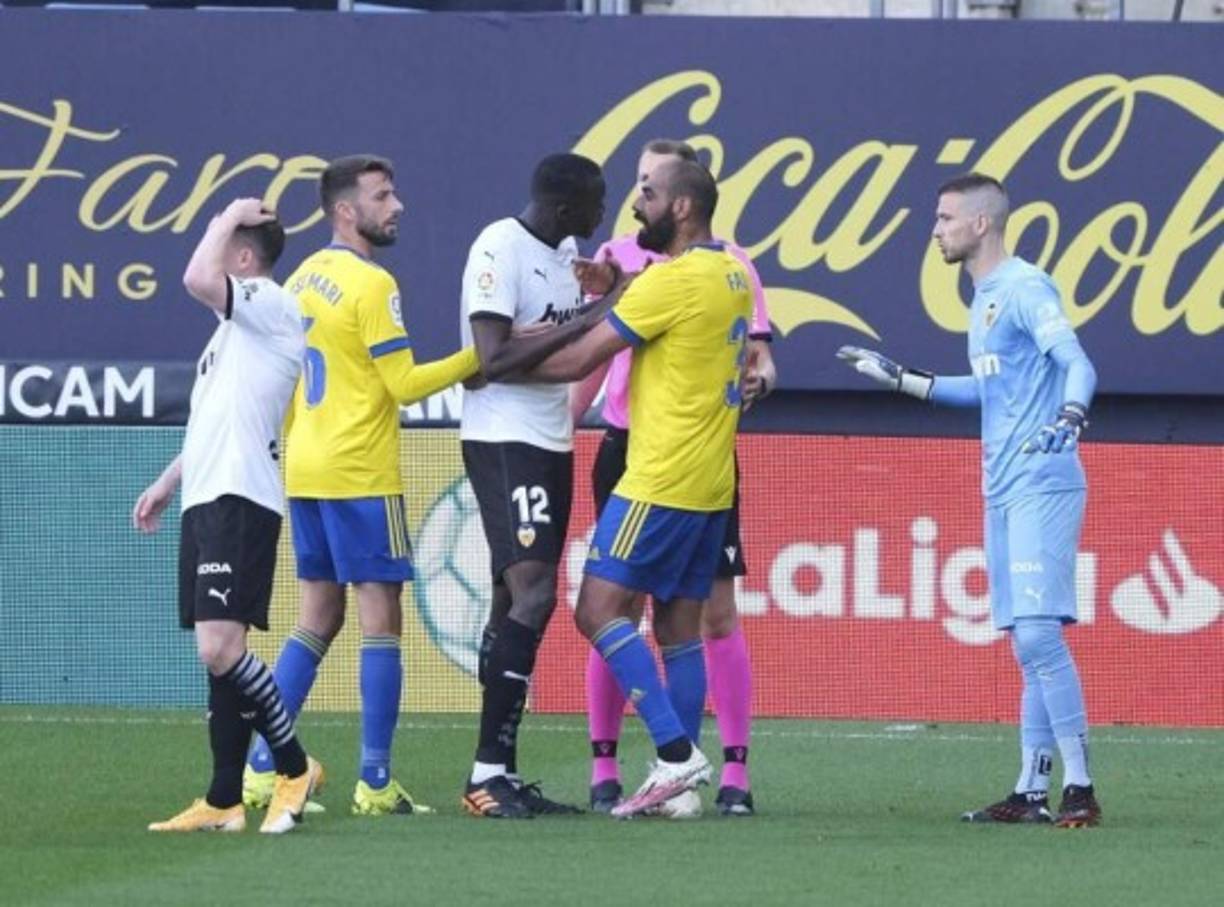El defensa francés denunció con el árbitro los insultos racistas que le dijo Juan Cala del Cádiz.