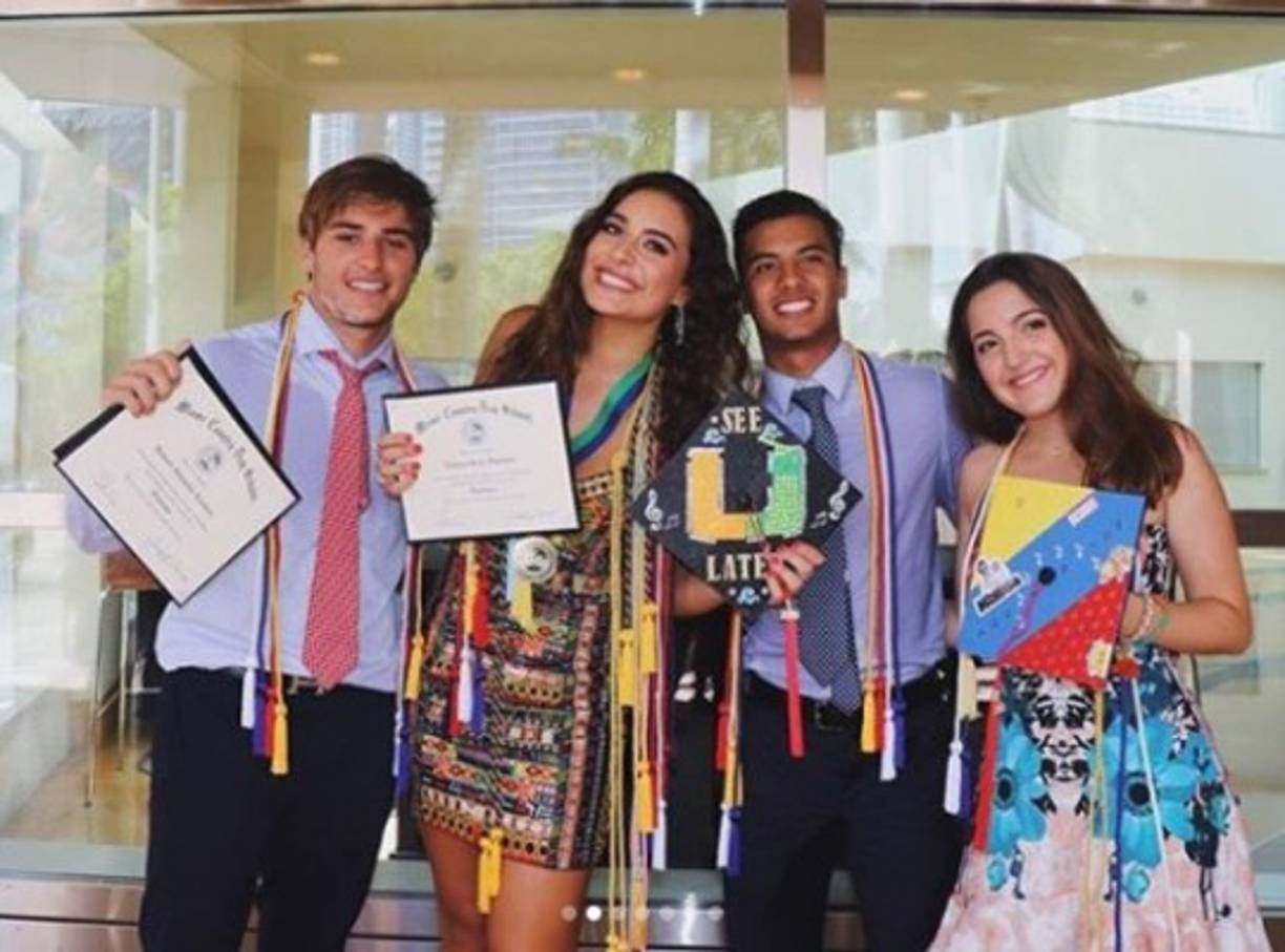 Para la ocasión Isadora llevó un vestido corto y su cabello suelto, como siempre lo hace.