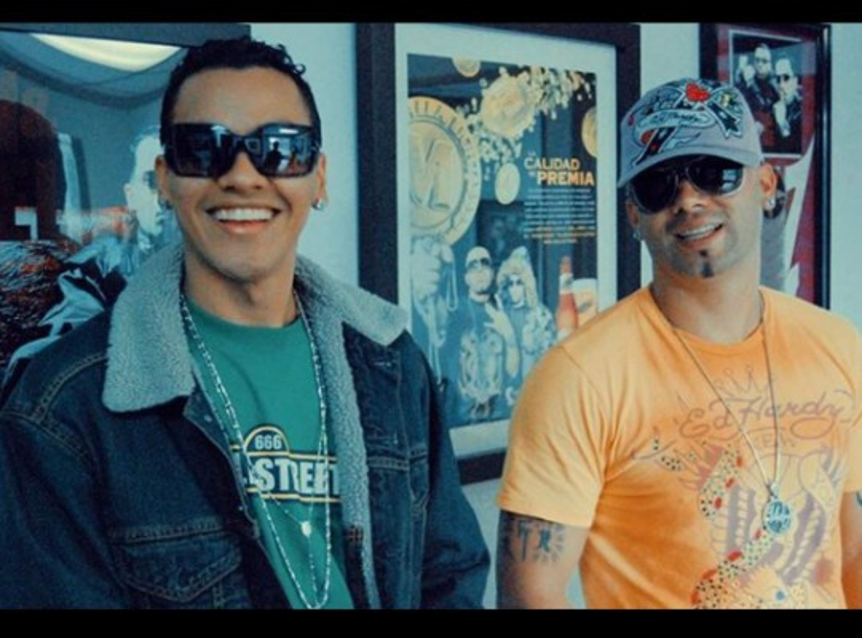 Flex en su Instagram publica fotos con sus amigos, en esta foto se le ve con Wisin en el 2008.