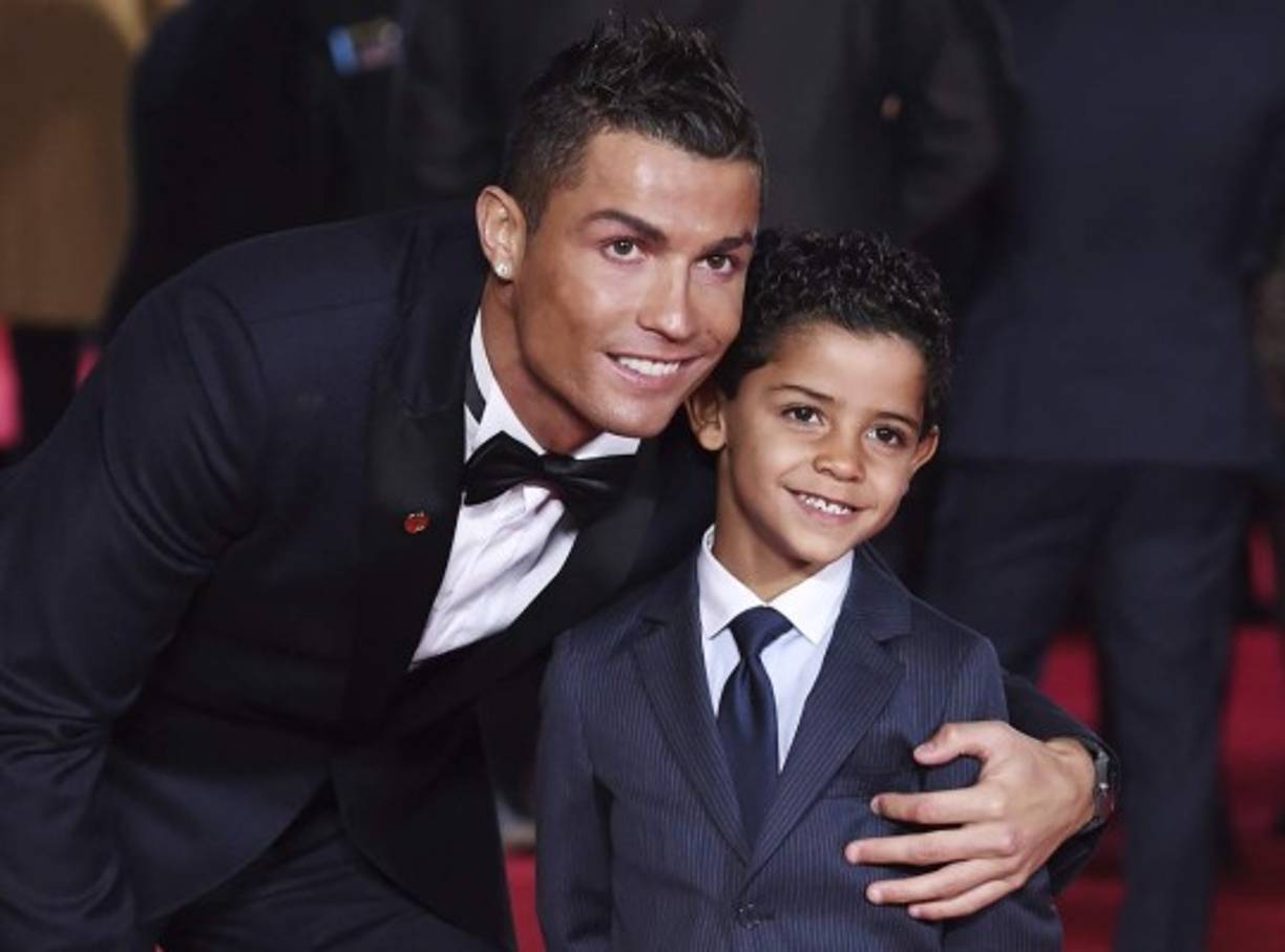 Cristiano Ronaldo protagonizó la alfombra roja durante la presentación de 'Ronaldo' en Londres, el documental que repasa la gloria de la estrella mundial portuguesa. Pero, el futbolista fue eclipsado por su hijo Cristiano Ronaldo Jr.