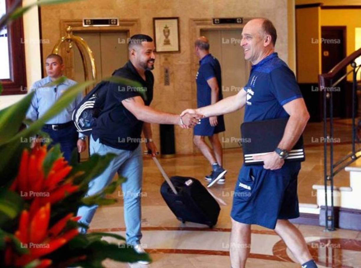 El exportero hondureño José “Chino” Barahona (camisa negra) se unió este dia al cuerpo técnico de la selección de Honduras. Será el preparador de porteros de la Bicolor y fue recibido por Fabián Coito.