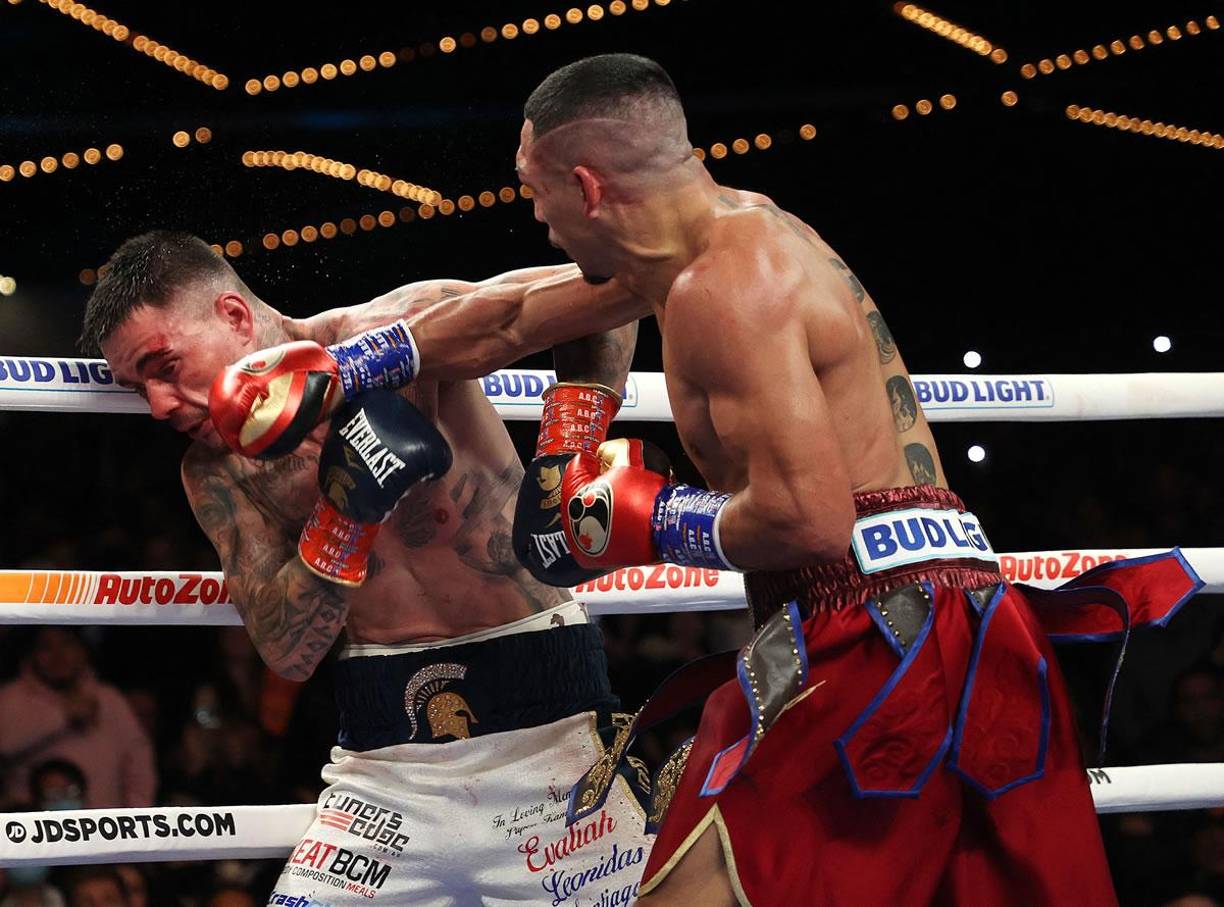 Teófimo López impactó este derechazo al rostro de George Kambosos que lo mandó a la lona.