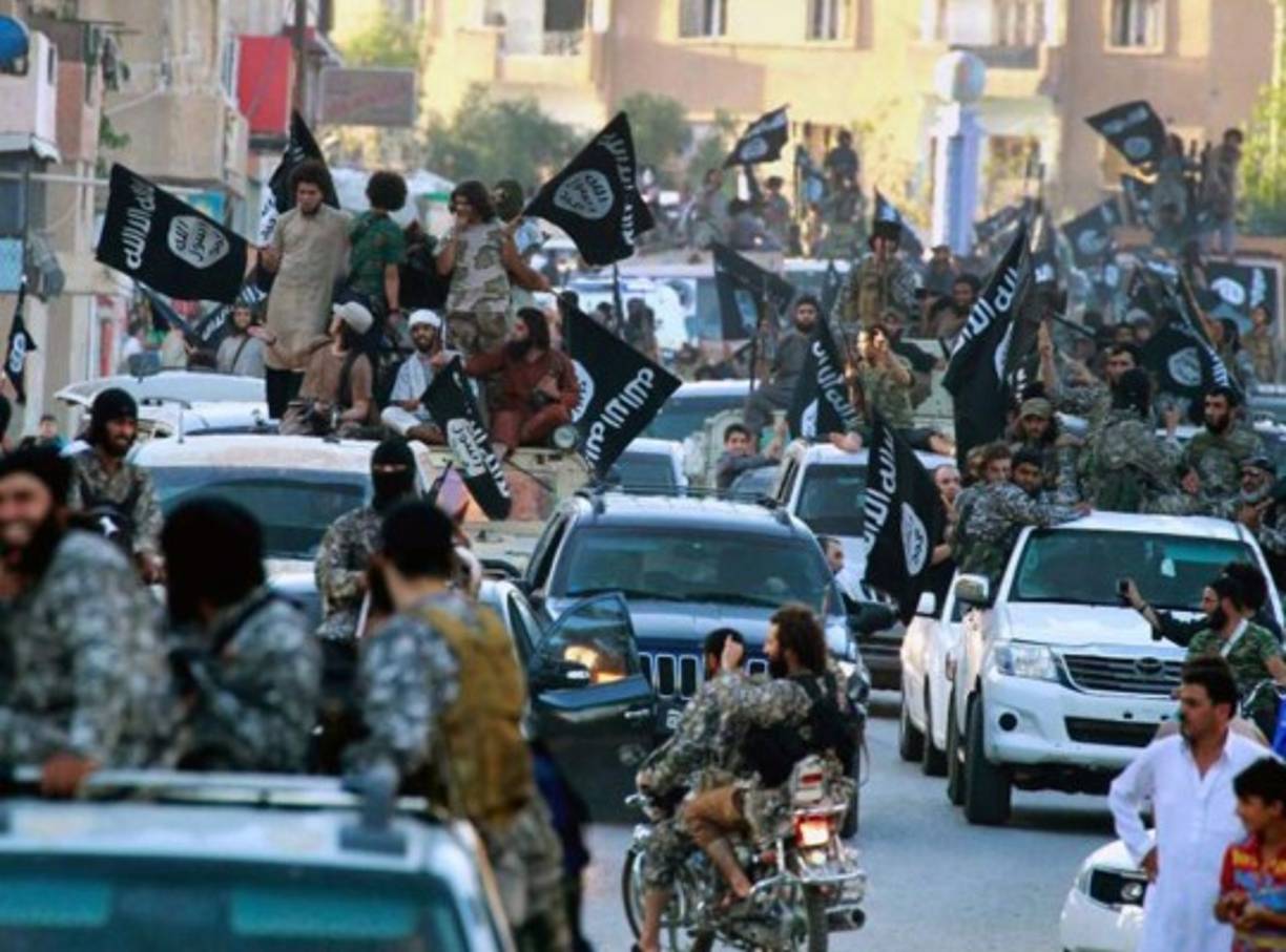 Cuando los terroristas tomaron el control de la ciudad, también impusieron la sharia, o mejor dicho sus propias leyes. Desde entonces, la mitad del cuarto de millón de sirios que allí vivían huyeron. Los que se quedaron, 'viven en un verdadero infierno'.