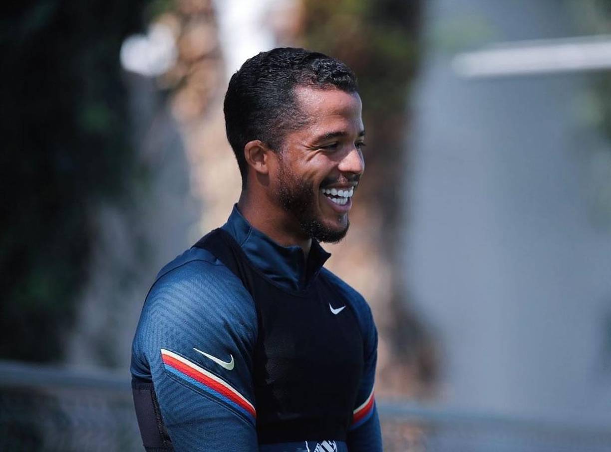 El Tottenham se desprendió de sus servicios de manera definitiva en agosto de 2012, cuando lo vendió al Mallorca por un millón de euros. De ahí en adelante, también vistió las camisetas del Villarreal, Los Ángeles Galaxy y América de México.