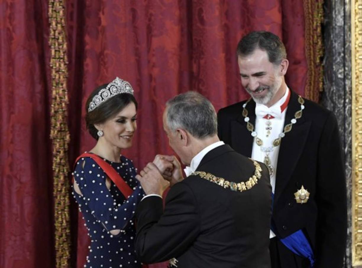 Letizia combino la valiosa joja con un vestido azul con perlas bordadas, de corte sirena, manga larga y escote redondo de la diseñadora española Ana Locking.