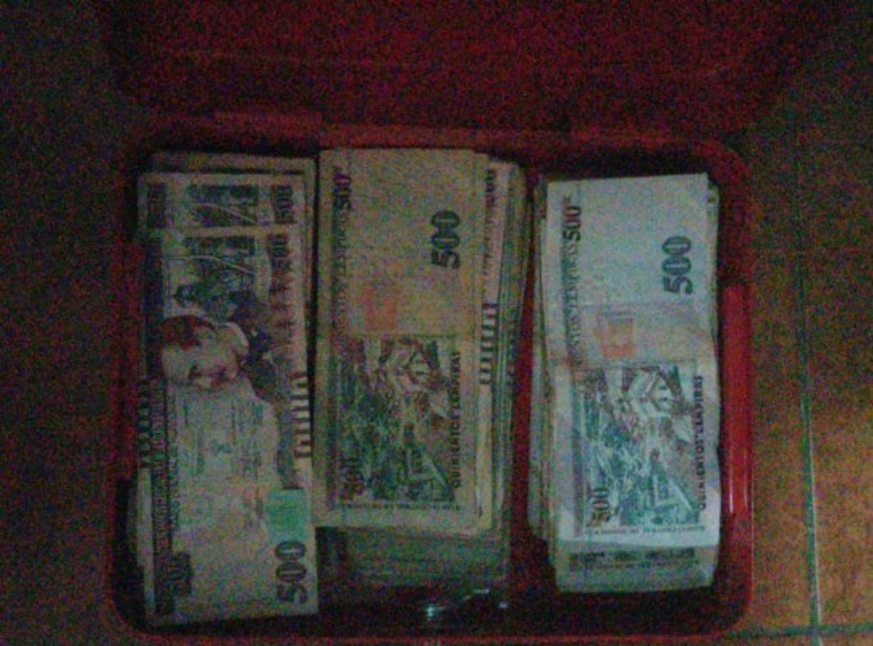 Dinero en efectivo encontrado en una de las viviendas allanadas supuestamente de la “Banda del Negro”.