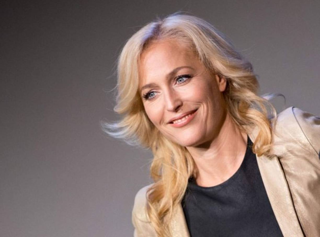Gillian Anderson. Sí, la detective Scully ha comentado reciente que le gustan los hombres y mujeres. Y que de hecho su primera relación estable fue con una mujer “una compañera de instituto” declaro a la revista gay Out.