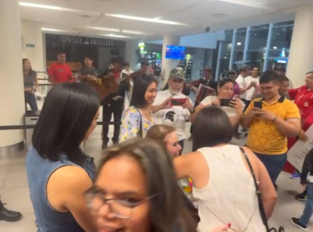 La congresista Beatriz Valle fue recibida en el aeropuerto Palmerola, Comayagua por compañeros de bancada del Congreso Nacional y simpatizantes quienes le llevaron un ramo de rosas.