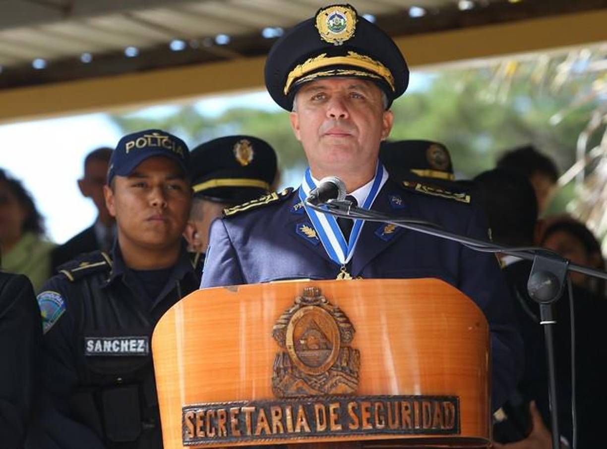 Su esposa no ha podido justificar 1,4 millones de lempiras (60.234 dólares) de 3 movimientos financieros por más de 2 millones de lempiras (más de 81.772 dólares), precisó el Ministerio Público. Entre los bienes que el Ministerio Público solicita su confiscación definitiva figura una lotificadora que consta de más de 400 lotes de terrenos, ubicada en la ciudad de Nacaome, en el sureño departamento de Valle, fronterizo con El Salvador.