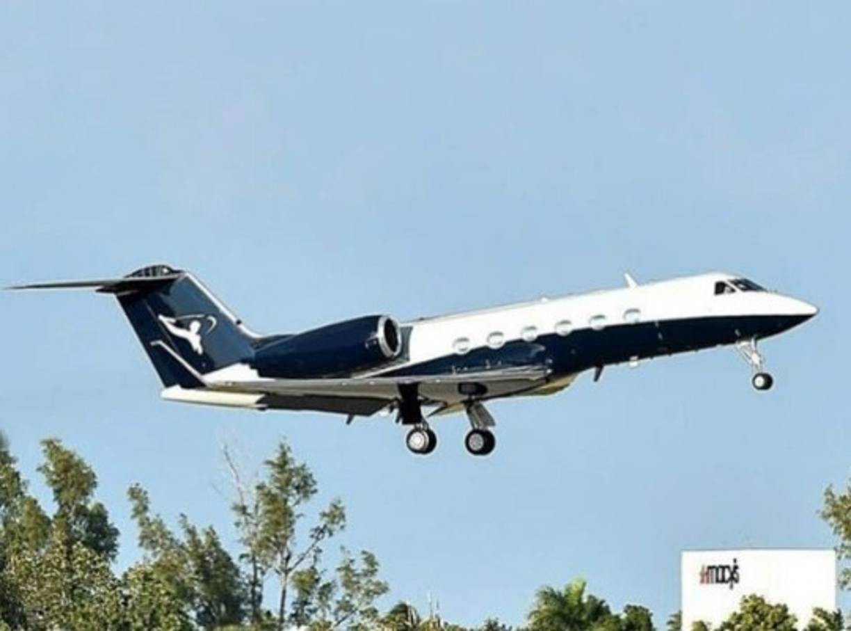 El jet le fue entregado este mismo miércoles en Florida a JLo, y Alex desembolsó alrededor de 40 millones de dólares.