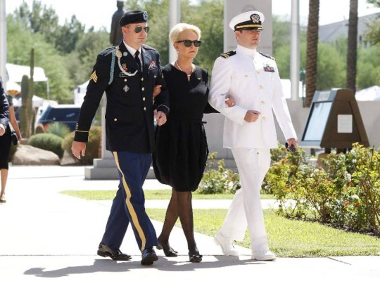 Cindy McCain fue escoltada hasta el capitolio por sus hijos, Jack y Jimmy.