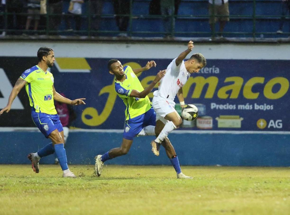 La falta fue inexistente, pero el árbitro Saíd Martínez se equivocó y pitó penal para el Olimpia.