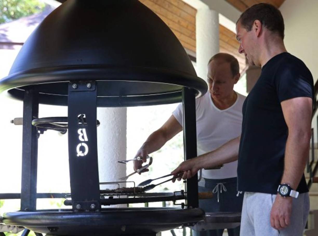 Tras ejercitarse, el Jefe de Estado y el primer ministro disfrutaron de un asado que ellos mismos ayudaron a cocinar bajo la batuta de un chef profesional.