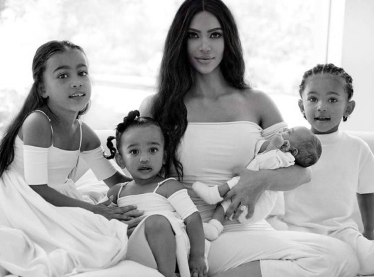 La decisión de que la estrella de Keeping Up With the Kardashians sea la dueña, permitirá que los cuatro hijos que comparte con el famoso, North, Saint, Chicago y Psalm, permanezcan en el único hogar que han conocido hasta ahora.