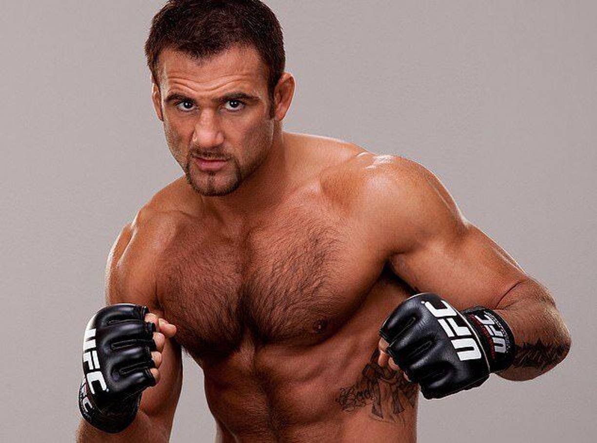 De acuerdo con primeros informes, Baroni, de 46 años de edad, se encontraba en San Pancho, en México, a orilla de playa, cuando ocurrió una discusión que detonó en tragedia. 