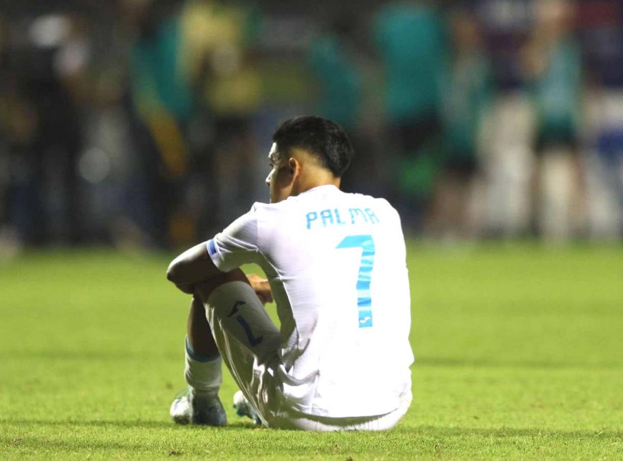 La desolación del ’Bicho’. Luis Palma terminó triste y decepcionado por la derrota de la Selección de Honduras.