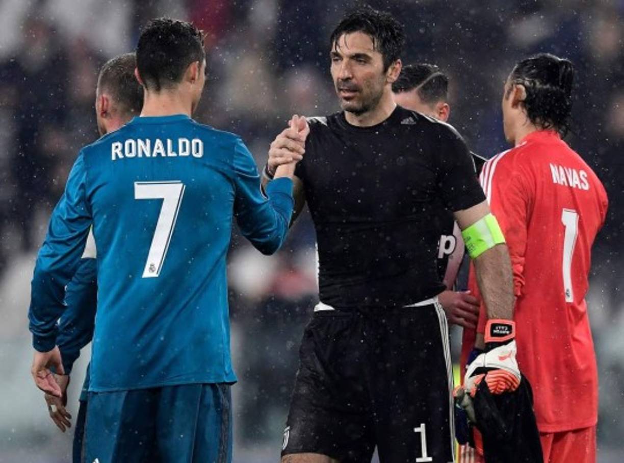 Juventus' Italian goalkeeper Gianluigi Buffon (R) congratulates Real Madrid's Portuguese forward Cristiano Ronaldo at the end of the UEFA Champions League quarter-final first leg football match between Juventus and Real Madrid at the Allianz Stadium in Turin on April 3, 2018. / AFP PHOTO / JAVIER SORIANO