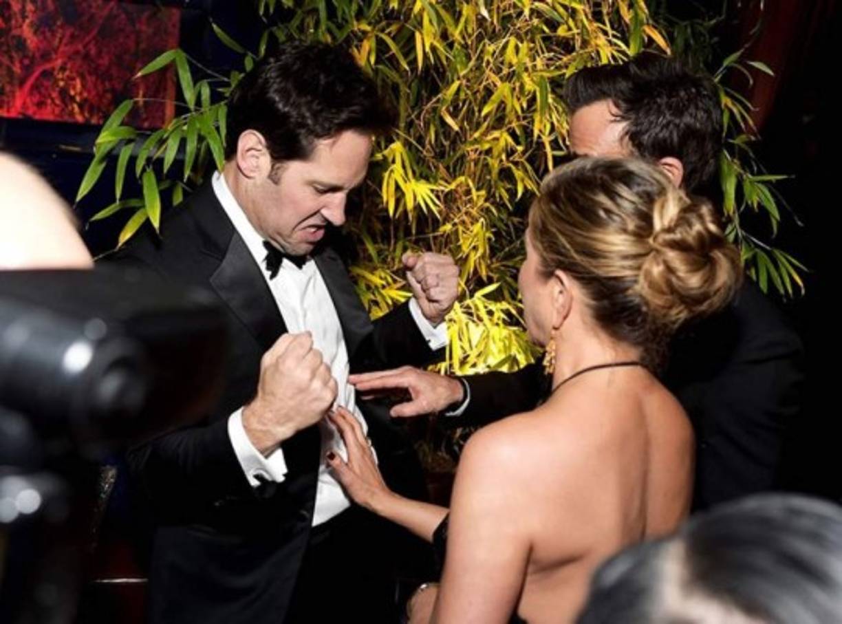 Paul Rudd saluda a Jennifer Aniston.