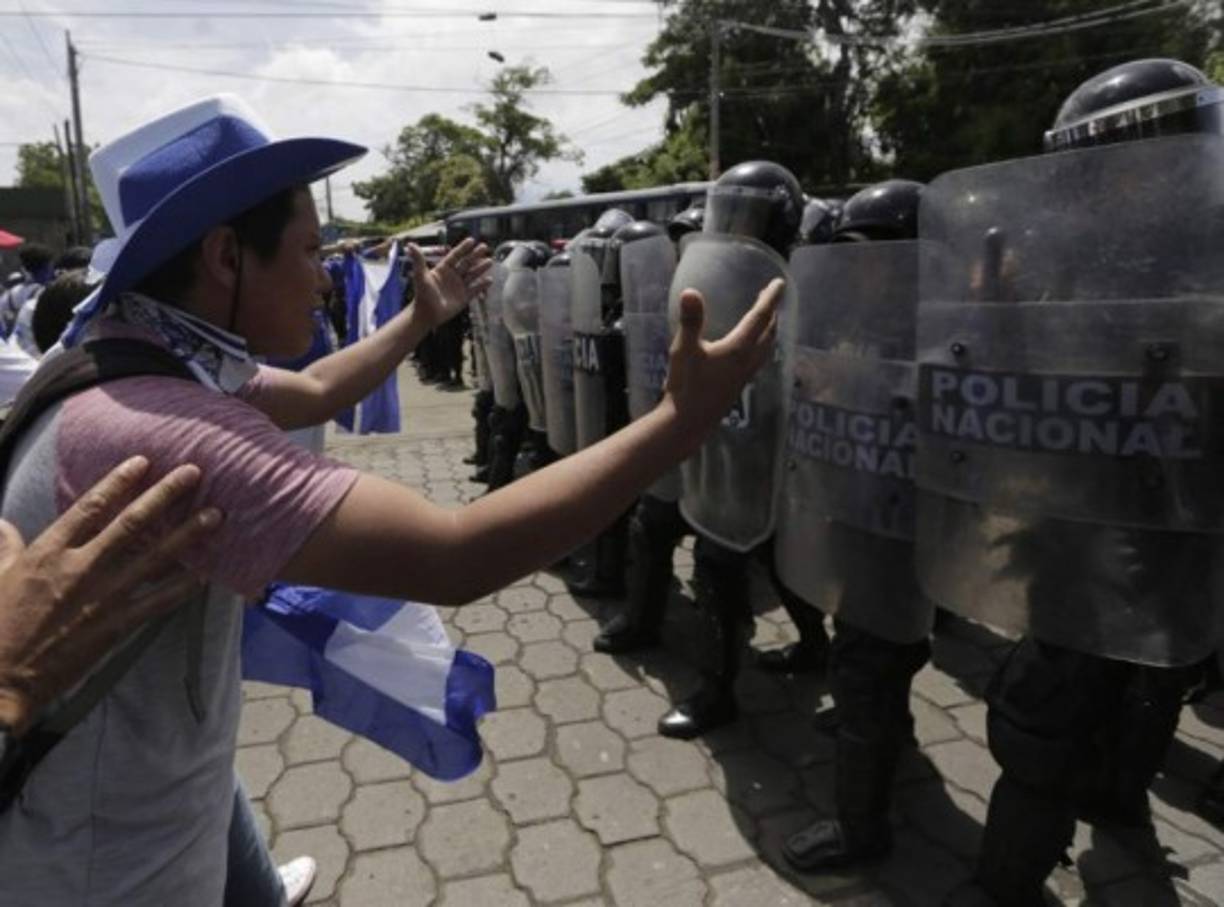 La manifestación empezó bajo una fuerte presencia policial y con consignas a favor de la liberación de los detenidos por protestar contra el Ejecutivo y al grito de 'El pueblo unido jamás será vencido'.