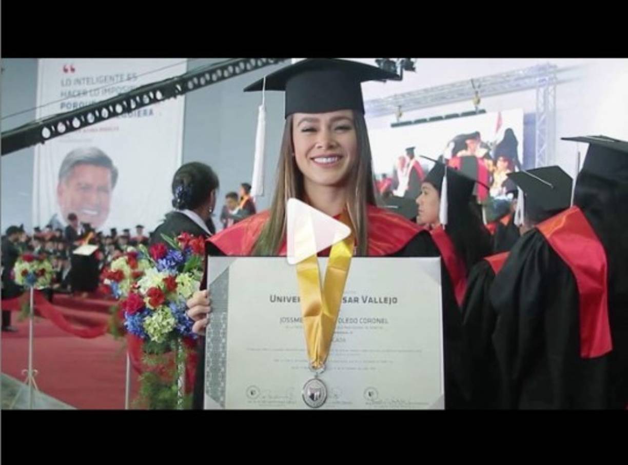 Momento en el que Toledo recibe su título de abogada.