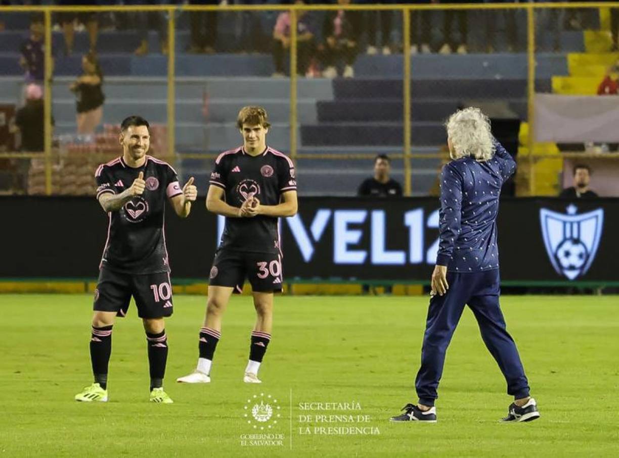 El saludo y la sonrisa de Messi para Jorge ‘Mágico’ González.