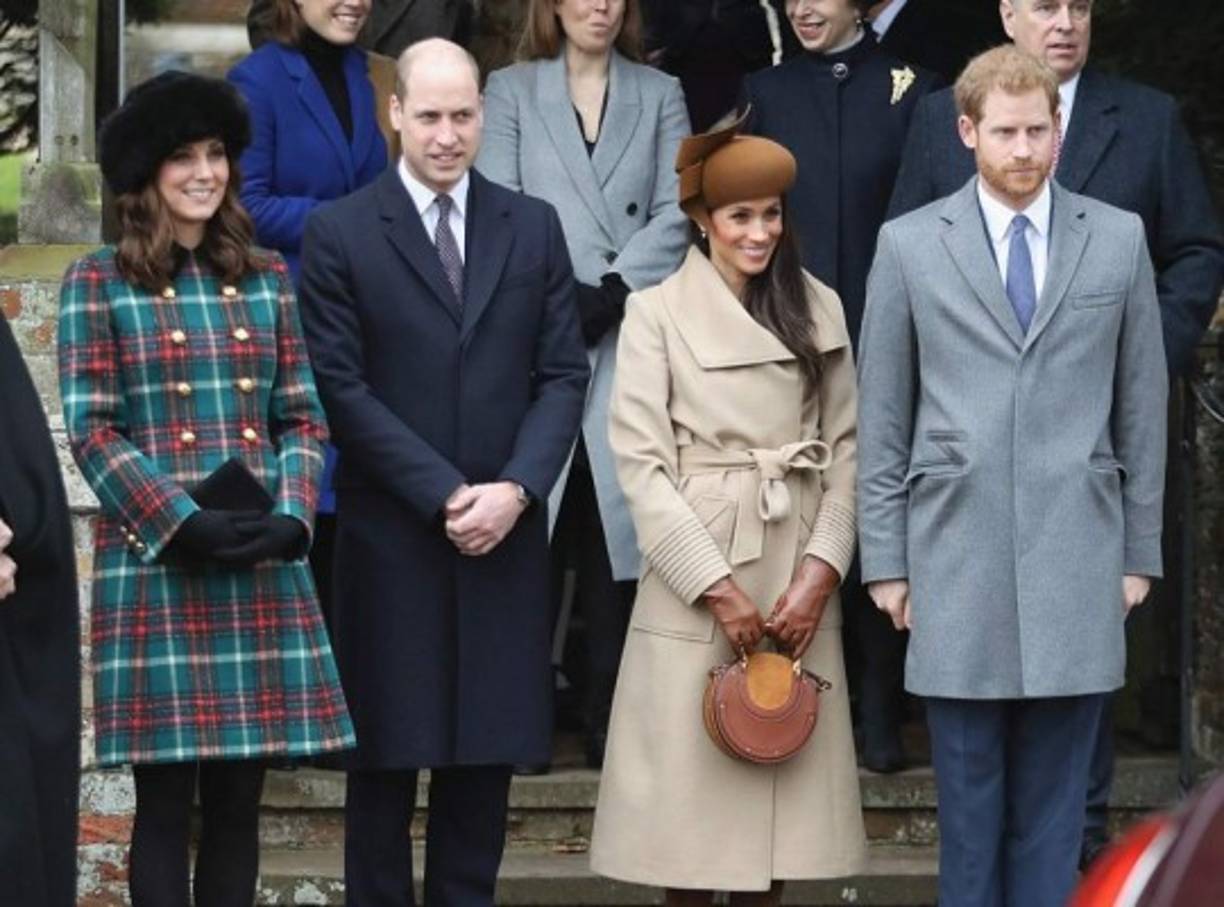 Para su primer evento con la familia real británica, Meghan eligió un abrigo largo en tono camel a juego con botas y una elegante boina del mismo tono café.<br/><br/>La actriz se presenta en cada uno de sus eventos públicos con un maquillaje en tonos naturales.