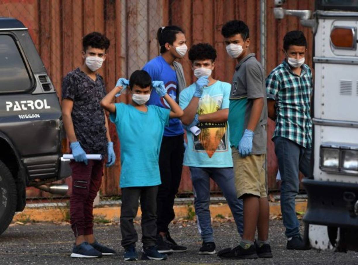 En tanto, los menores no acompañados y los núcleos familiares (padres que han viajado con sus hijos) fueron enviados a un centro de protección, según las autoridades. AFP