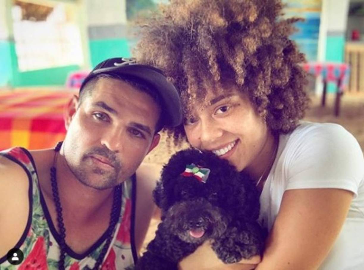 'No se …..pero ustedes sí se recuperan rápido de la pérdida de un hijo. Yo se que no es hundirse en la tristeza pero a los dos los veo como si nada. Yo perdí al mío hace 11 años y no hay un día que no me robe una lagrima y ustedes al mes y algo ….bien felices que huevos”, escribió una de las seguidoras del actor. <br/><br/>