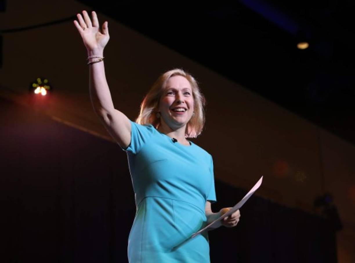 Kirsten Gillibrand es senadora por Nueva York desde 2009, convirtiéndose en una de las demócratas con posturas más liberales en la Cámara alta desde la llegada de Donald Trump al poder en 2017. <br/><br/>En su programa incluye medidas progresistas como una reforma migratoria integral, igualdad de oportunidades para las mujeres, una baja maternal más larga y atención sanitaria universal.