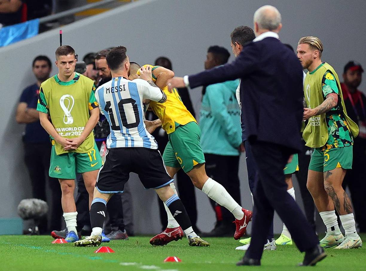 Messi se molestó mucho por la forma en la que lo marcó Aziz Behich y terminó empujando al defensa australiano.