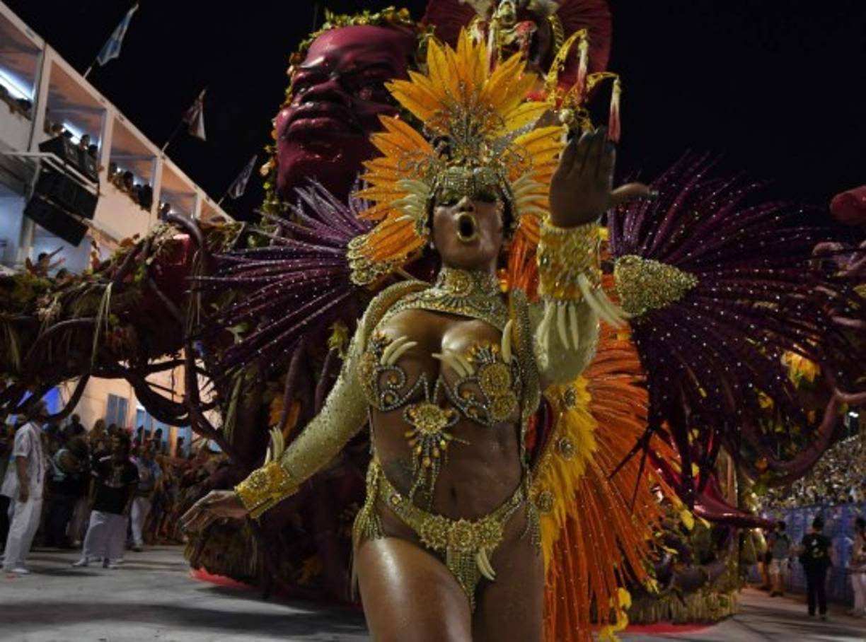 Las Escuelas de Samba han evolucionado con el paso de los años hasta formar grandes organizaciones similares a empresas modernas. Disponen de medios y amplias infraestructuras que les permiten preparar el Carnaval de Río cada año.