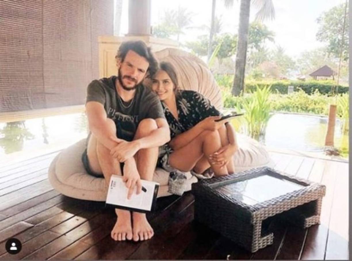 La pareja comparte su pasión por la música y su fe en Dios. Ambos viven una luna de miel inolvidable pues ella no conocía Asia.