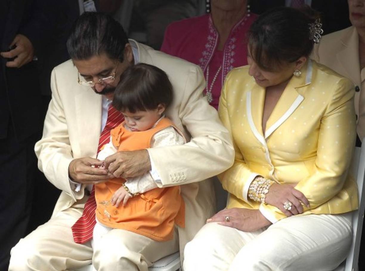 Mel Zelaya siempre se hacía acompañar de su nieta Irene en las actividades como mandatario.