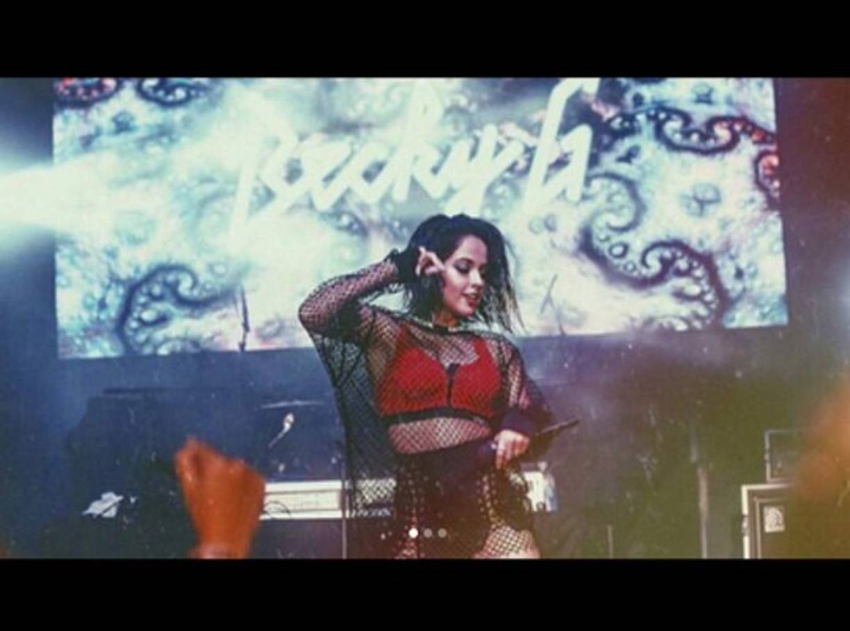 Esta canción dio un cambio radical en la vida de la cantante, tanto en su género musical como en su físico.