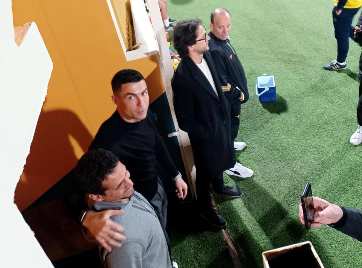 Un joven aficionado de Siria cumplió “su sueño”, según dijo a los periodistas presentes en Riad al poder fotografiarse con su “ídolo” durante un entrenamiento en el que, además de Cristiano Ronaldo, estuvo el resto del equipo del Al Nassr, que se ejercitó después del Real Madrid sobre el mismo terreno de juego.