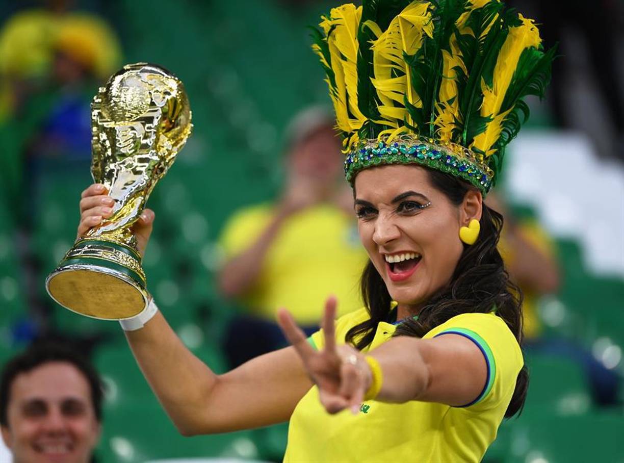 Esta bella fanática se mostró muy alegre con su Copa del Mundo.