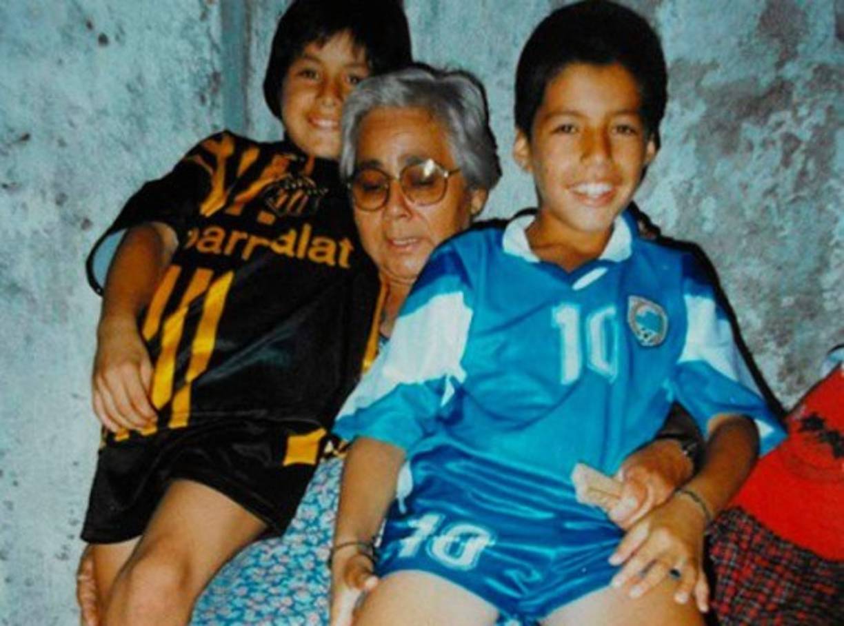 Hijo de padres separados, Luis Suárez nació un 24 de enero de 1987 en Salto, Uruguay. Su padre, Rodolfo Suárez, fue un exlateral derecho del Deportivo Artigas, mientras que su mamá, Sandra Díaz, fue niñera. Es el menor de seis hermanos.