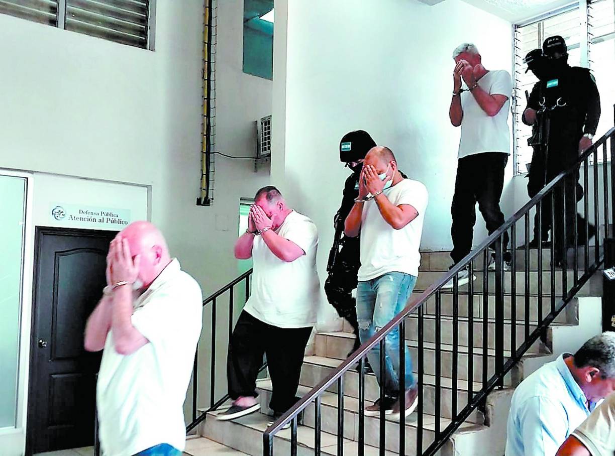 “Ya hemos venido acumulando más información. Recuerden que el testigo protegido AR-1 prácticamente ha venido a cooperar más con la Secretaría de Seguridad, supuestamente con elementos nuevos, aunque estos no van a aportar nada, porque todo lo que él ha hecho es una película para salvar su honorabilidad”, detalló el abogado defensor.