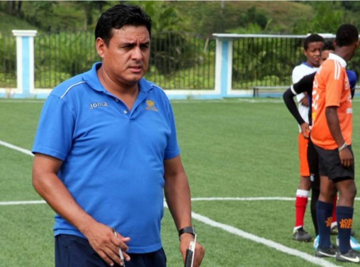 César Obando - 'El Nene' forma parte de ese medio campo que eligió Arnold Cruz.