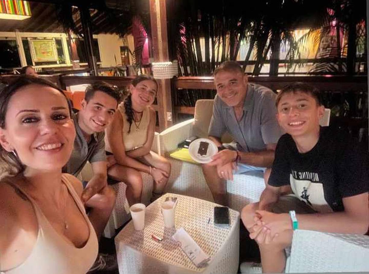 El entrenador del Marathón se dio una escapada a Roatán para relajarse en compañía de su familia, aprovechando el parón de selecciones por la Fecha FIFA.