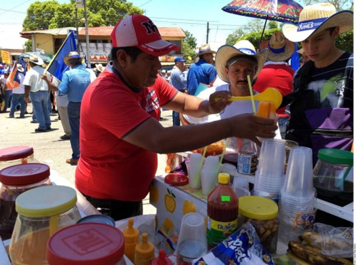 El fuerte calor incrementa el consumo de bebidas y postres refrescantes.